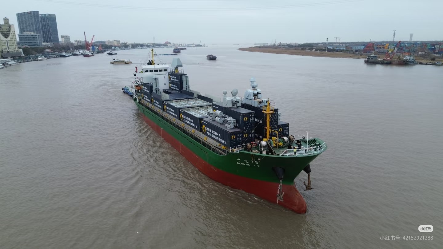 Çin dənizə xeyli sayda silahla yüklənmiş unikal döyüş gəmisi çıxardı