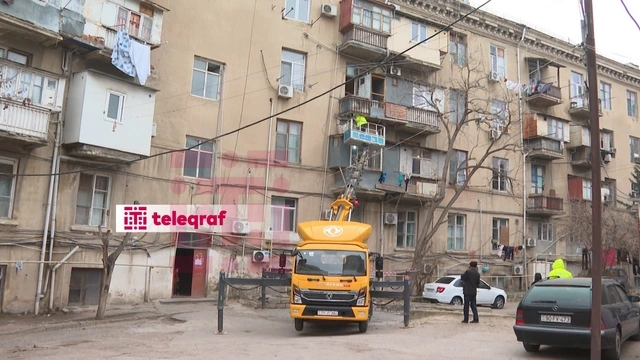 Bakıda binanın eyvanı uçdu (FOTO)