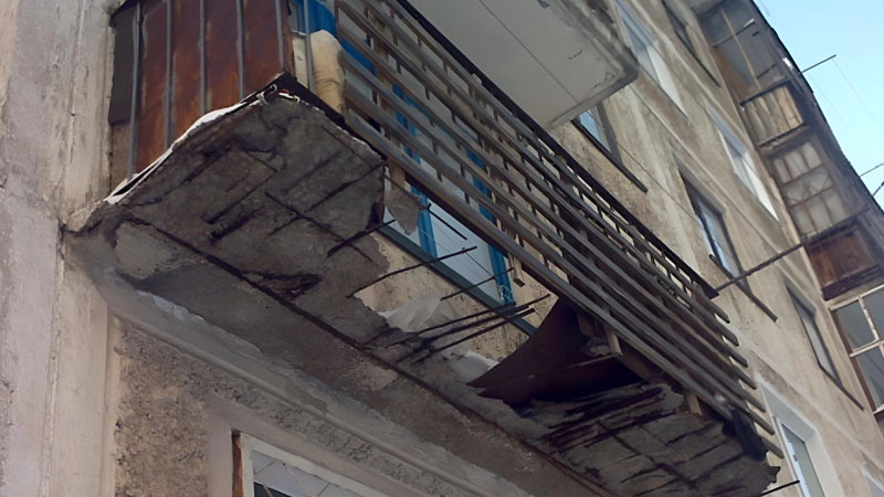 Bakıda binanın eyvanı uçdu (FOTO)