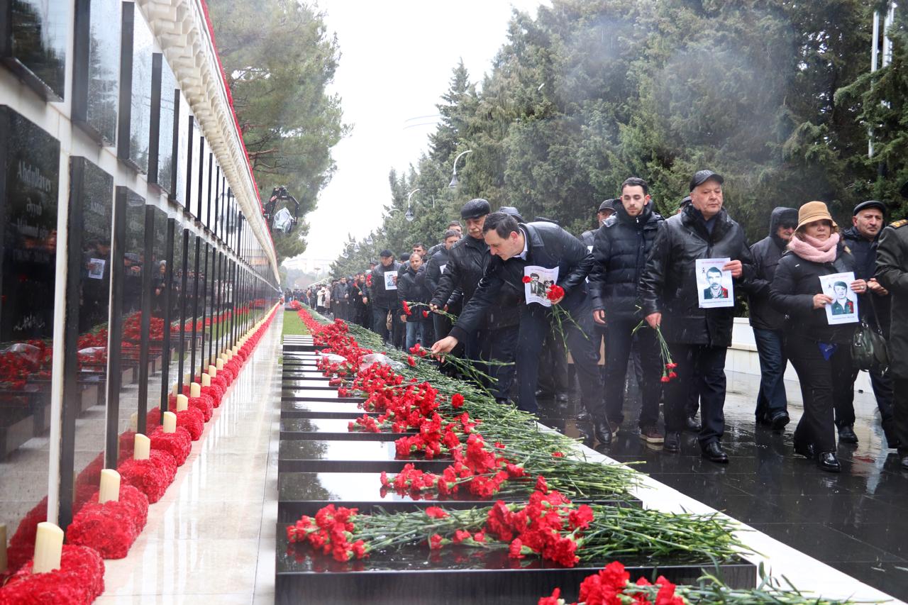 Vəhdət Partiyası 150 şəhidin şəkli ilə yürüşə çıxdı (FOTO)