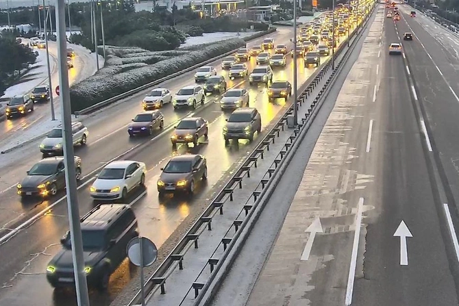 Aeroport yolu buz bağlayıb, nəqliyyatın hərəkəti çətinləşib