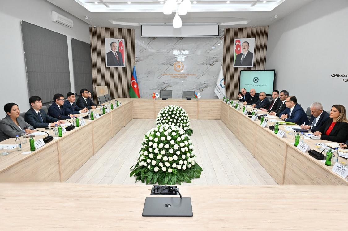 Qırğızıstan həmkarlar ittifaqlarının nümayəndələri Azərbaycan təcrübəsini öyrənib (FOTO)