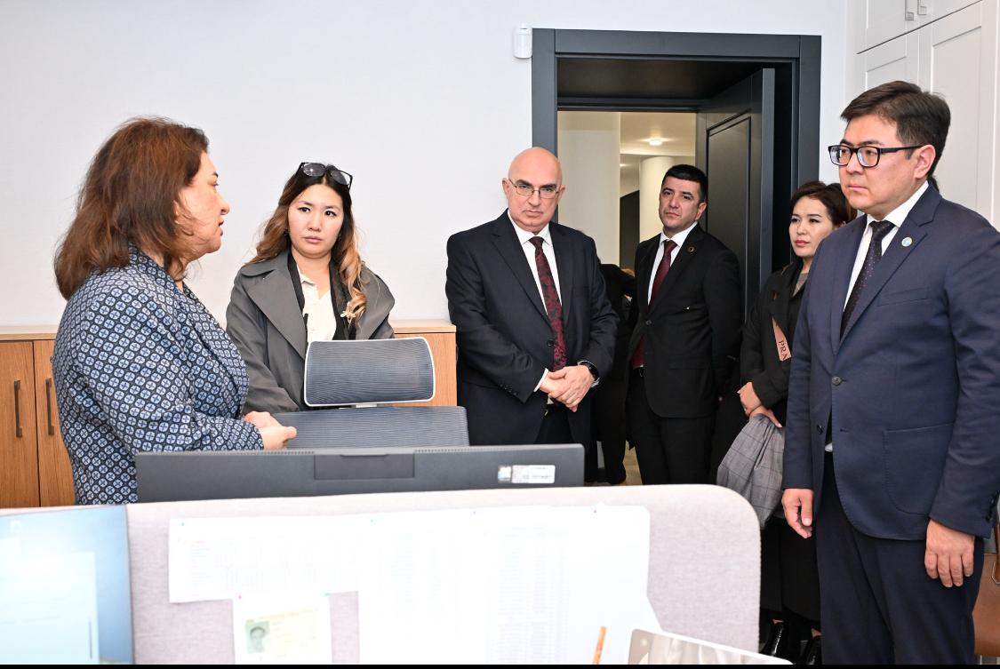 Qırğızıstan həmkarlar ittifaqlarının nümayəndələri Azərbaycan təcrübəsini öyrənib (FOTO)