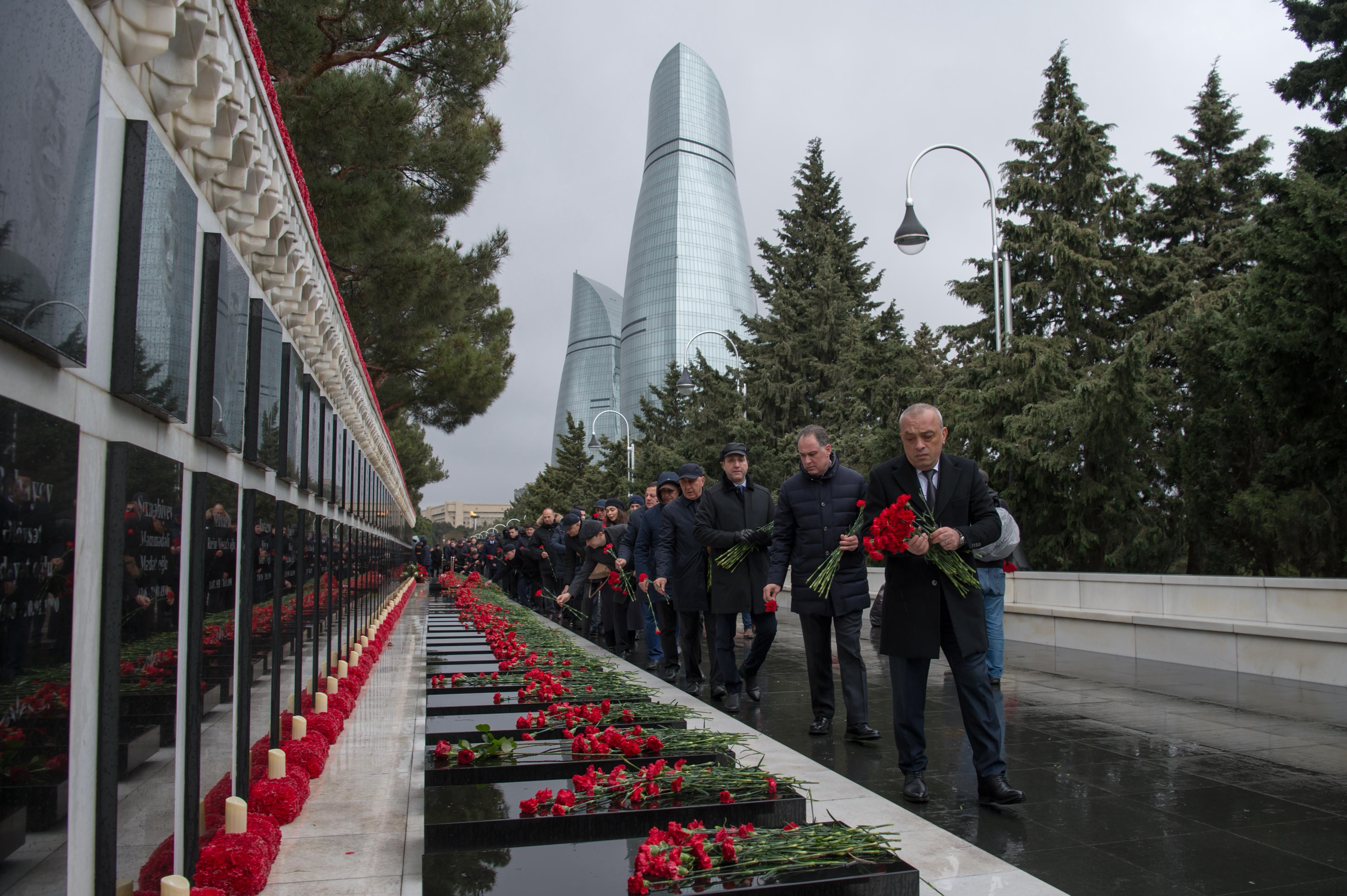 ADSEA kollektivi Şəhidlər xiyabanını ziyarət etdi (FOTO)