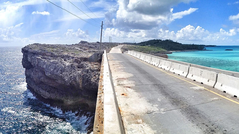 Bir tərəfi tünd göy, digəri firuzəyi: İki dənizi ayıran dünyanın ən qeyri-adi körpüsü