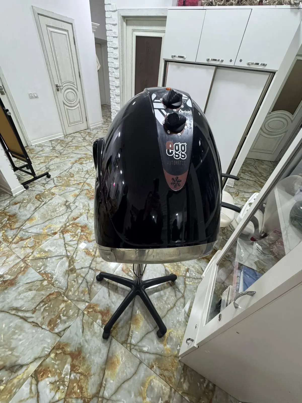 Gülarə Zeynalovanın klinikasının əşyaları müsadirə olunub (FOTO)