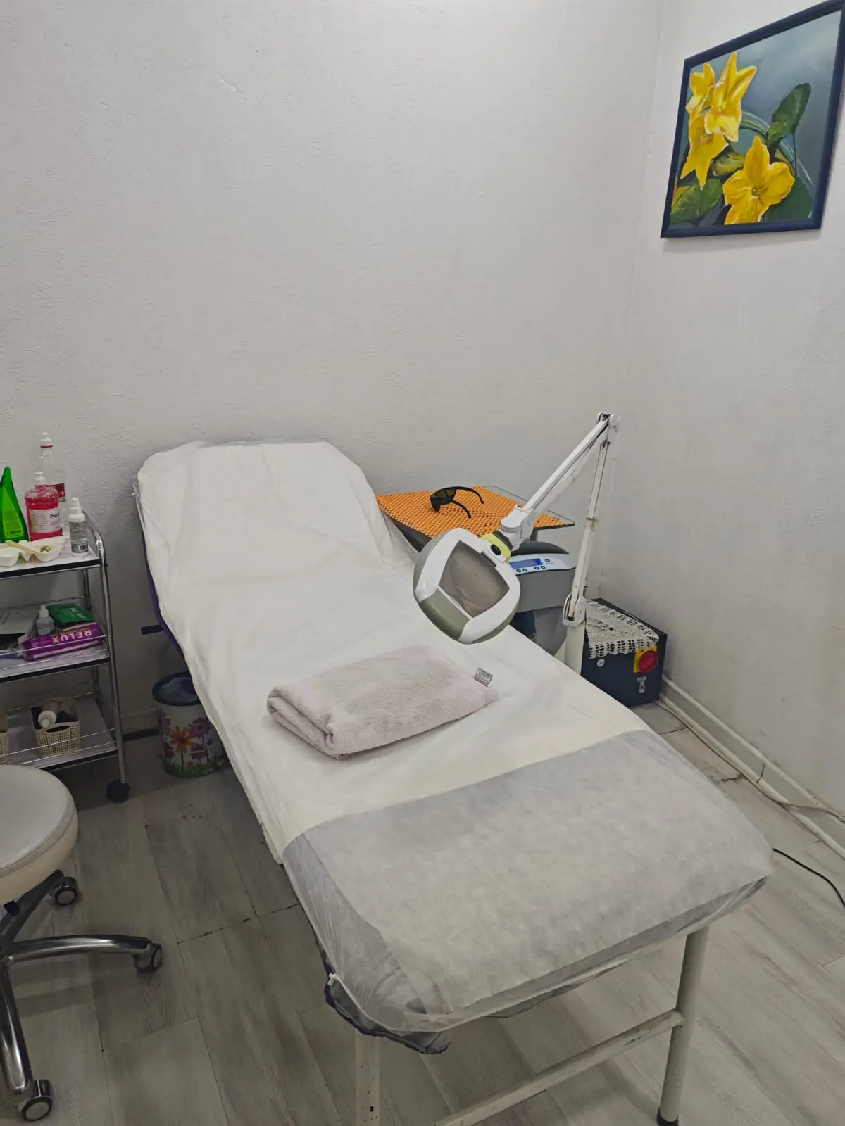 Gülarə Zeynalovanın klinikasının əşyaları müsadirə olunub (FOTO)