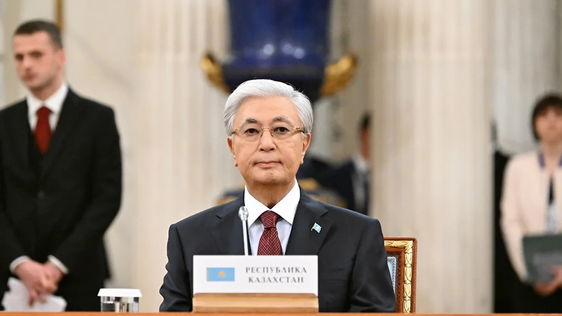 Tokayev: Qonşu ölkə Qazaxıstan bankı vasitəsilə 14 milyard dollar çıxarıb