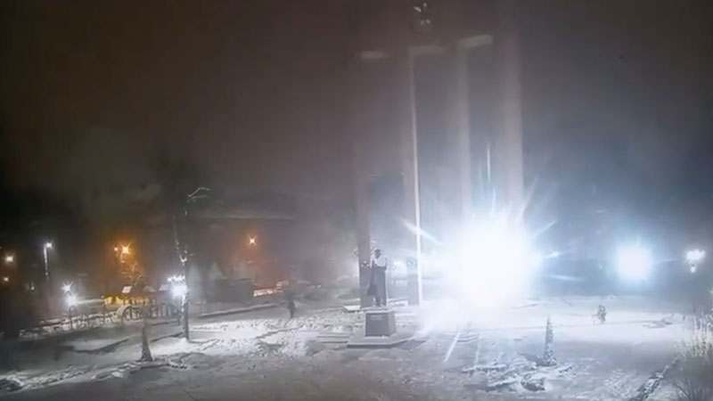 Lvovda simvolik hədəf: Rusiya Bandera heykəlinin yanındakı uşaq meydançanı vurdu (VİDEO)