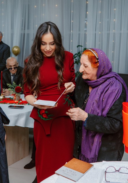 Leyla və Arzu Əliyevalar ahıl şəxslərlə Yeni il süfrəsində (FOTO)