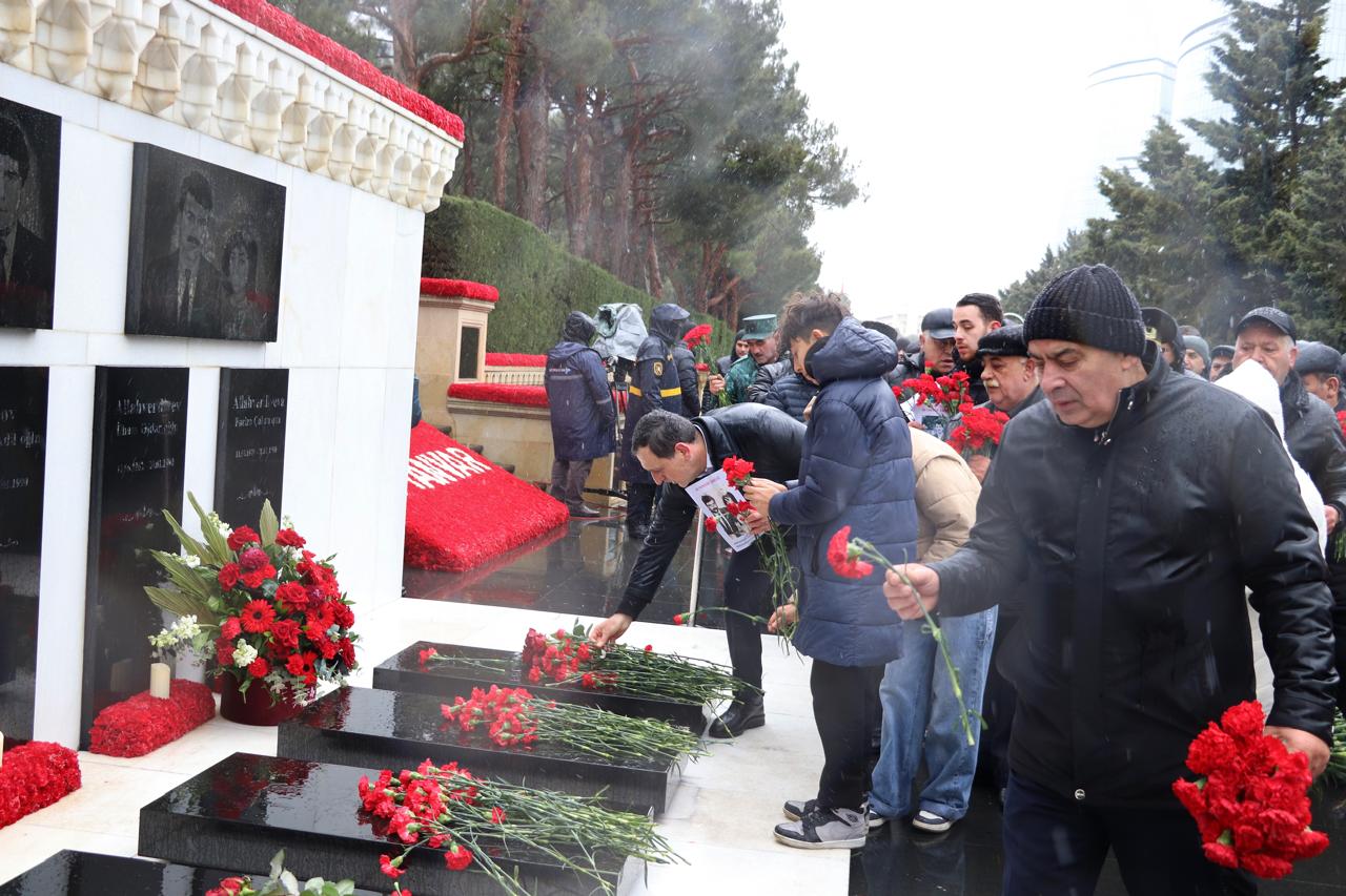 Vəhdət Partiyası 150 şəhidin şəkli ilə yürüşə çıxdı (FOTO)
