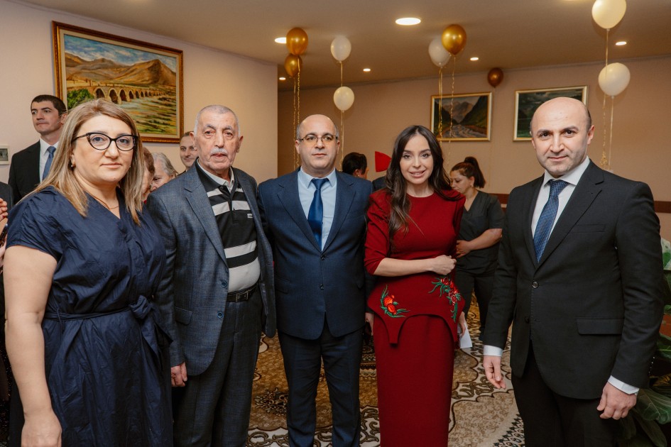 Leyla və Arzu Əliyevalar ahıl şəxslərlə Yeni il süfrəsində (FOTO)