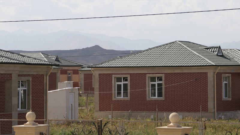 500 min ev sənədsiz ev: Mülkiyyət hüququ pozulur, dövlət əziyyət çəkir