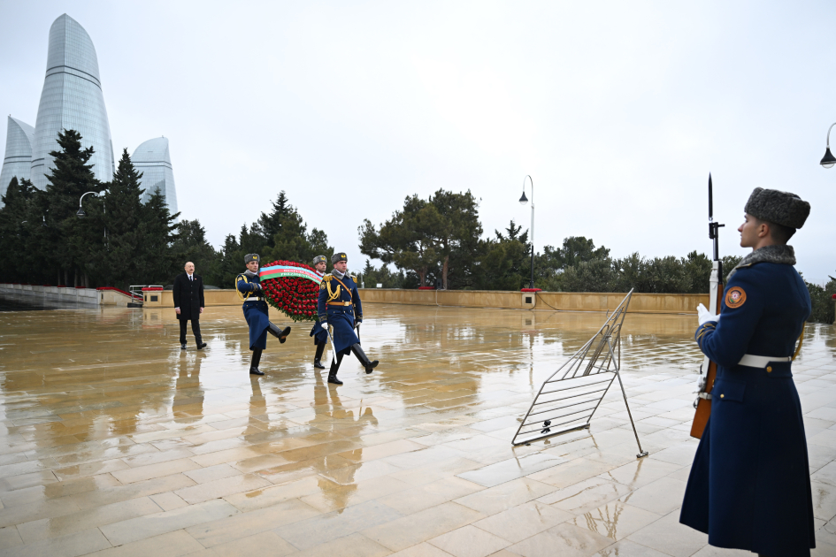Prezident 20 Yanvar şəhidlərinin xatirəsini yad etdi (FOTO)