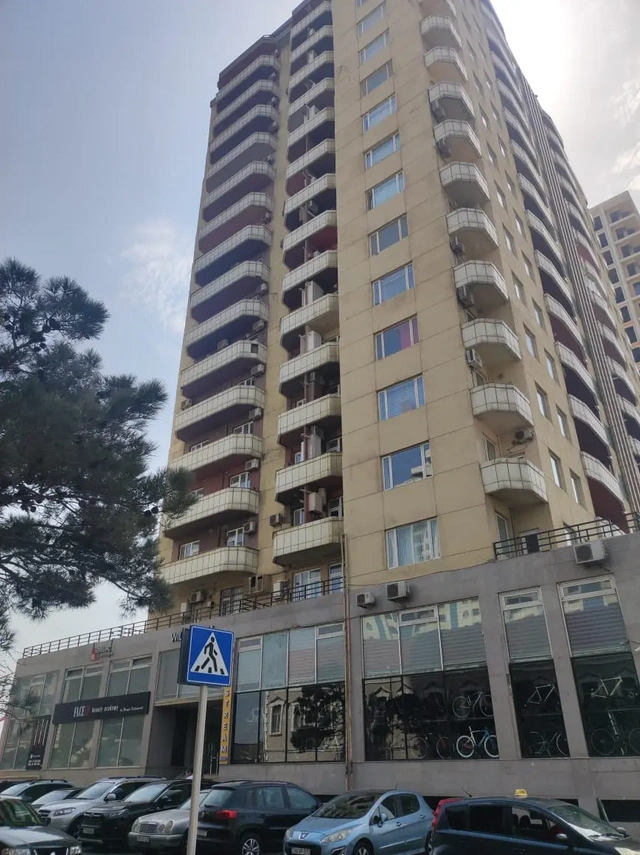 Bakıda 1,7 milyonluq əmlak hərraca çıxarıldı (FOTO)