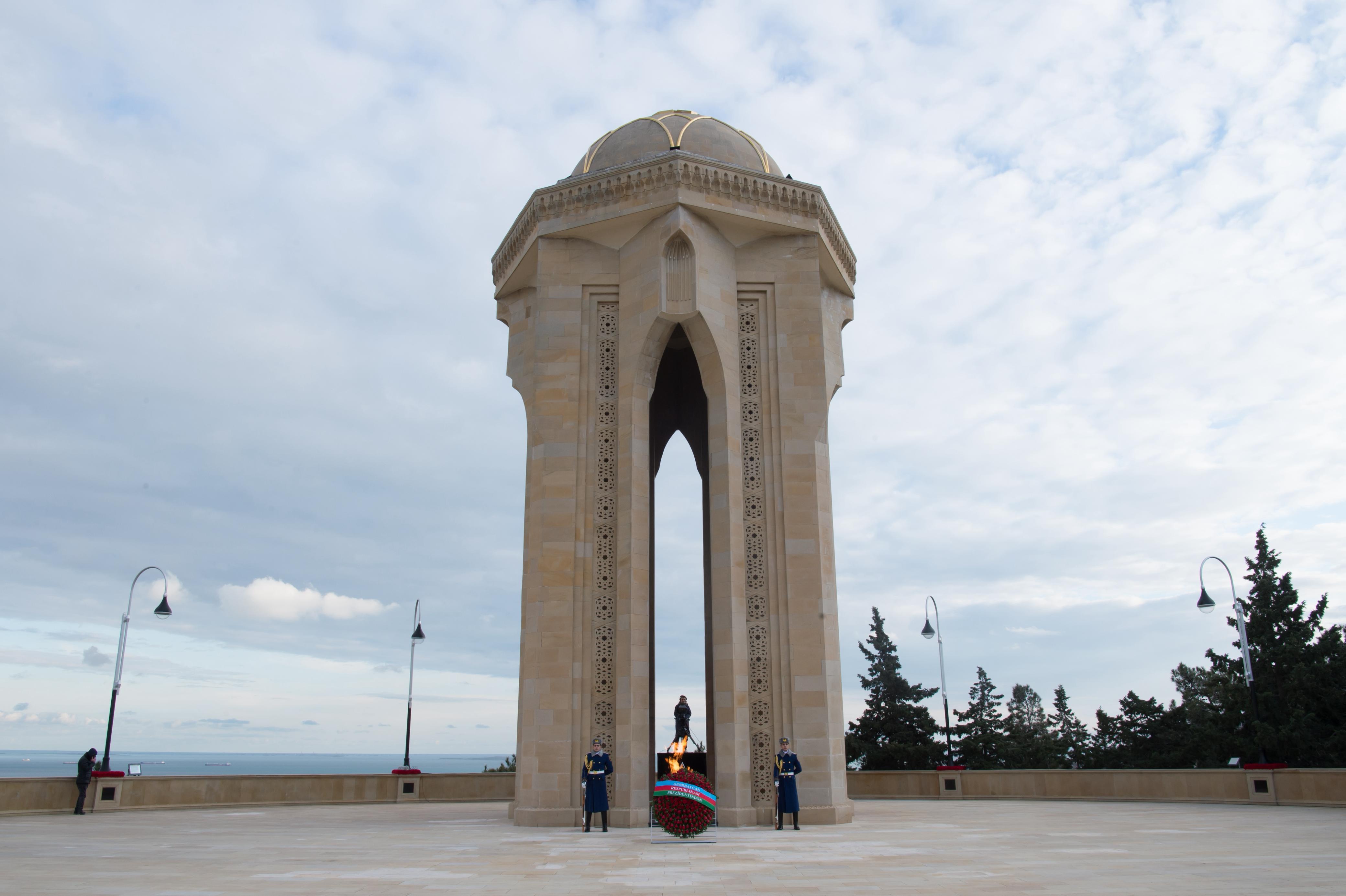 ADSEA kollektivi Şəhidlər xiyabanını ziyarət etdi (FOTO)