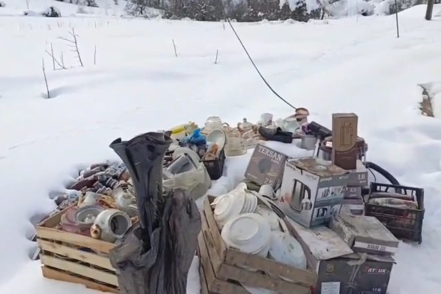 Güclü qar Lerikdə bir ailəni evsiz qoydu (FOTO)