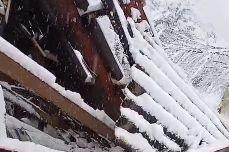 Güclü qar Lerikdə bir ailəni evsiz qoydu (FOTO)