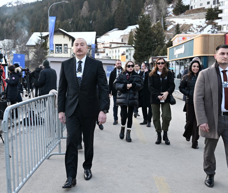 Prezident və ailə üzvləri panel iclasında (FOTOLAR)