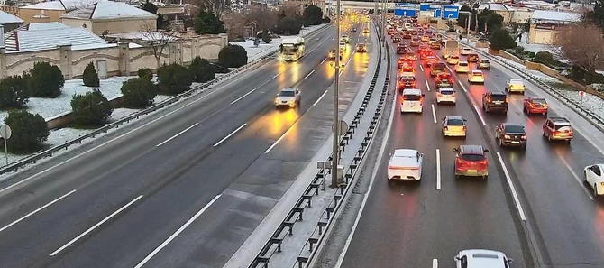 Aeroport yolu buz bağlayıb, nəqliyyatın hərəkəti çətinləşib