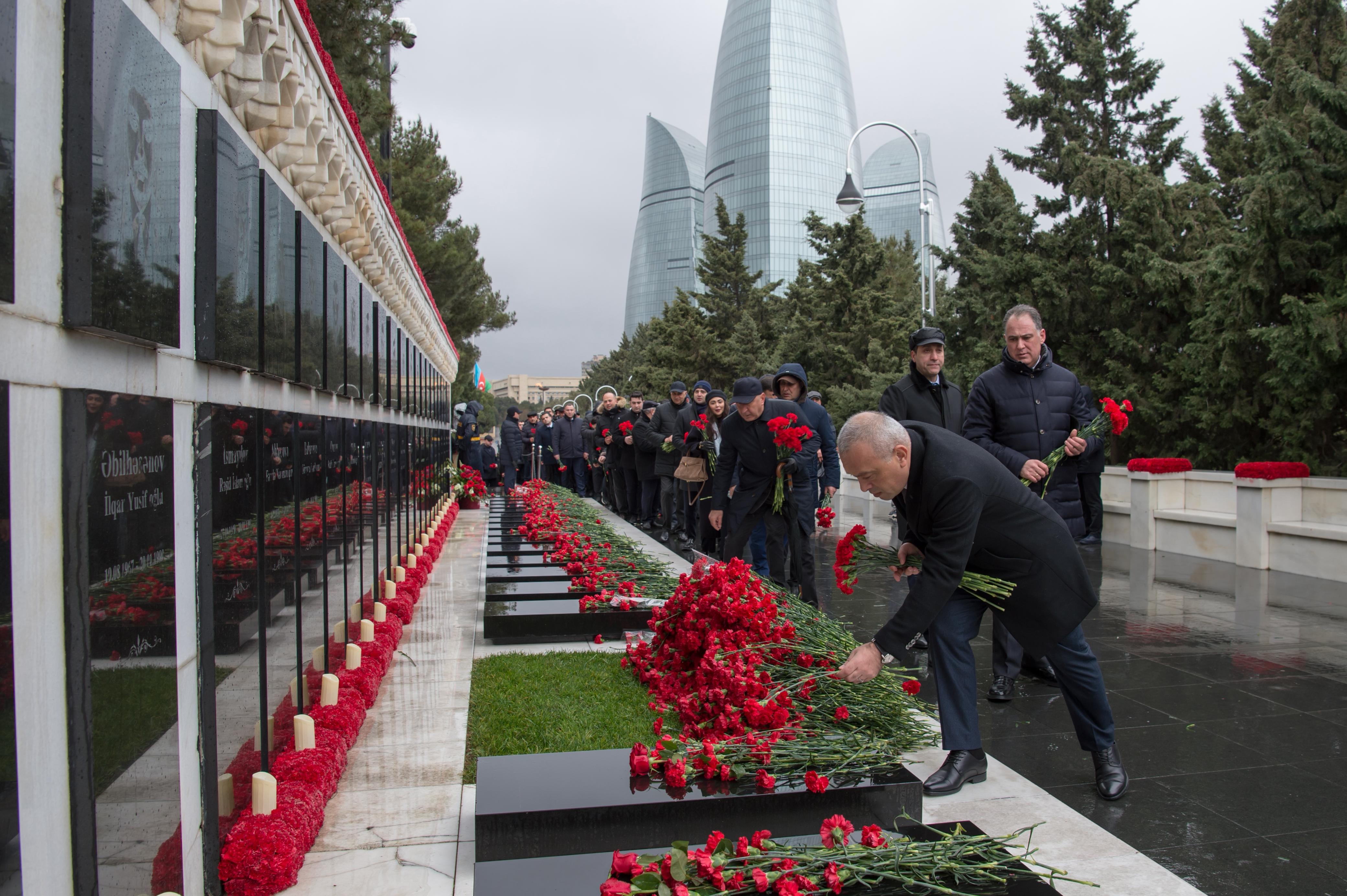 ADSEA kollektivi Şəhidlər xiyabanını ziyarət etdi (FOTO)