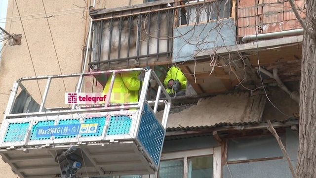 Bakıda binanın eyvanı uçdu (FOTO)