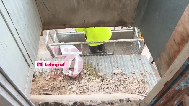 Bakıda binanın eyvanı uçdu (FOTO)