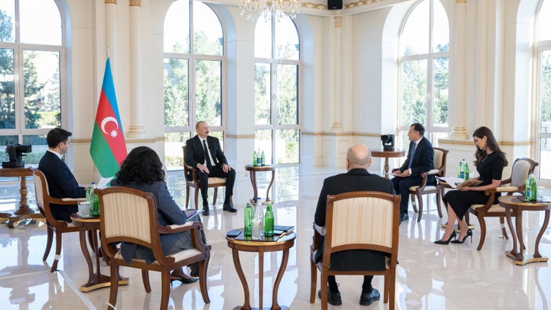 Prezident yerli televiziya kanallarına müsahibə verdi (FOTO)