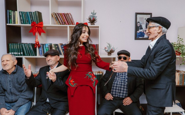 Leyla və Arzu Əliyevalar ahıl şəxslərlə Yeni il süfrəsində (FOTO)