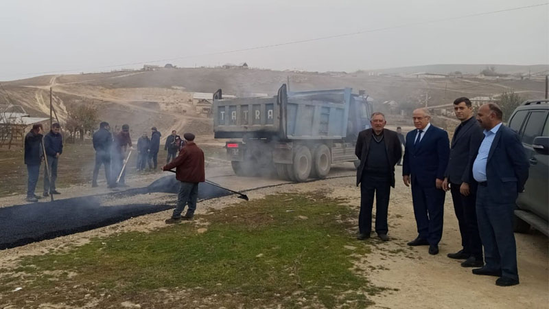 İcra başçıları yolları əl arabaları üçün qırlayır (FOTO)