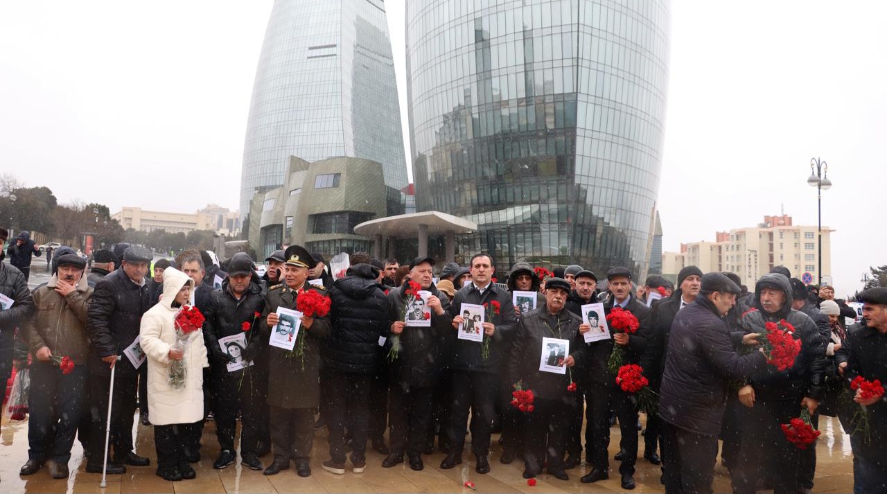 Vəhdət Partiyası 150 şəhidin şəkli ilə yürüşə çıxdı (FOTO)