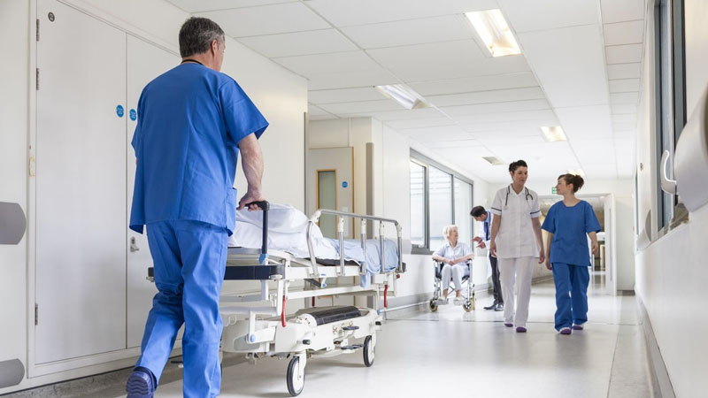 Məhkəmə sədrinin bıçaqlanan gəlininin son durumu: Özəl klinikaya köçürüldü