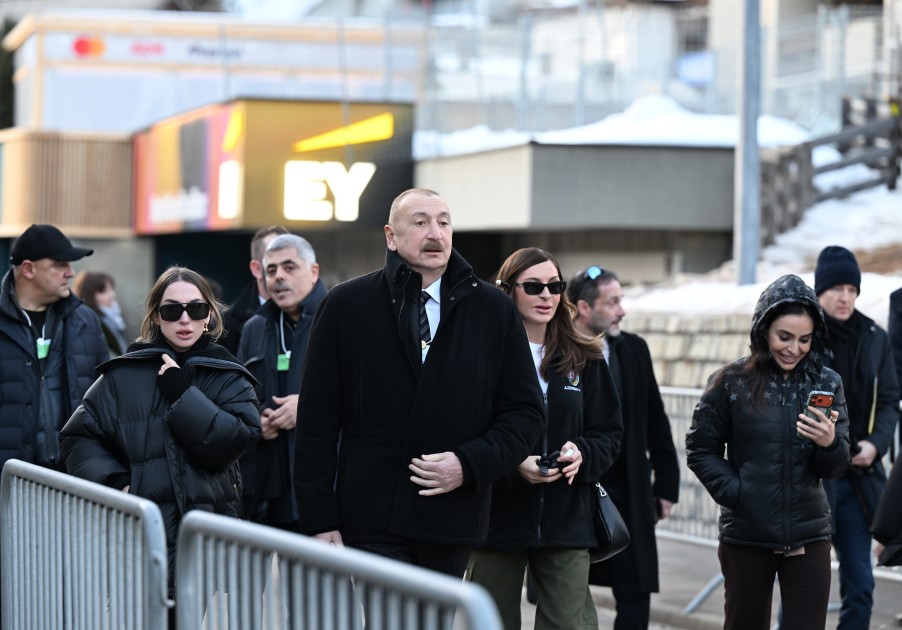 Prezident və ailə üzvləri panel iclasında (FOTOLAR)