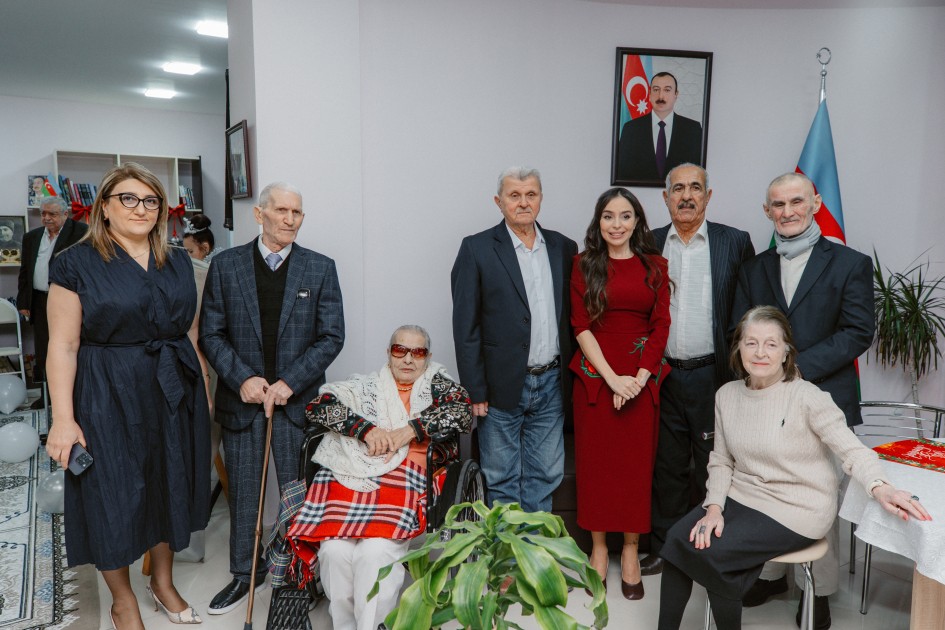 Leyla və Arzu Əliyevalar ahıl şəxslərlə Yeni il süfrəsində (FOTO)