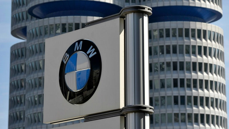 BMW yeni loqosunu təqdim etdi