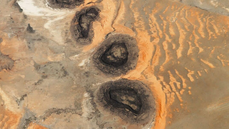 Sahrada qorxunc qara ləkələr: Onlar nədir?