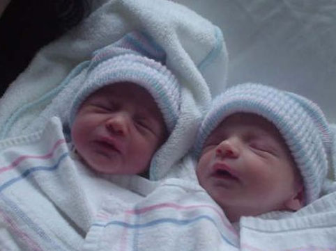 Bakıda əkizlərdən biri evdə, digəri xəstəxanada doğuldu