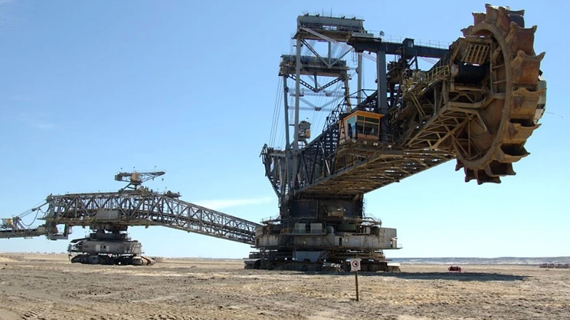 İki futbol sahəsi uzunluğunda bir nəhəng: Dünyanın ən ağır quru nəqliyyat vasitəsi