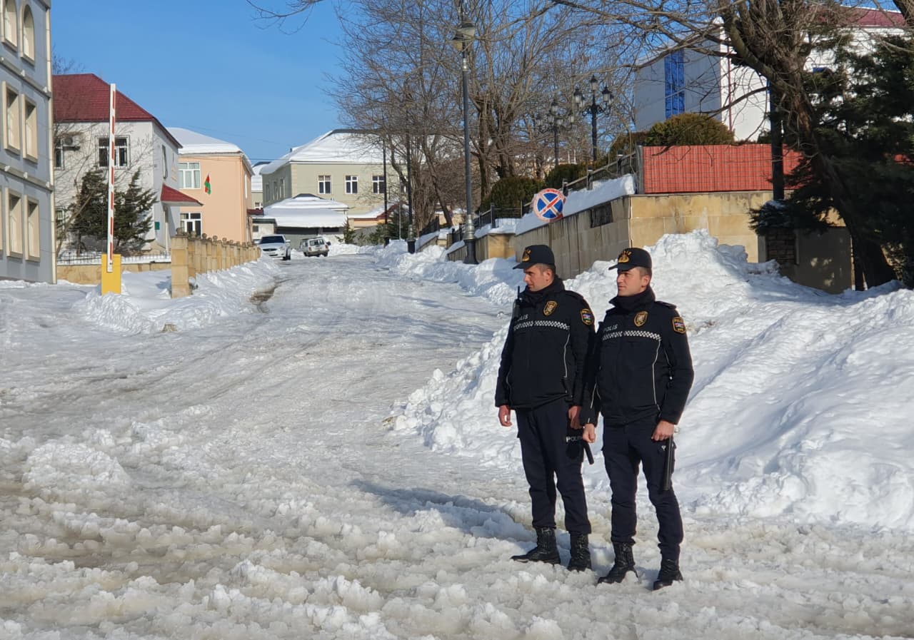 Lerikdə polis hava şəraiti ilə əlaqədar faziləsiz rejimdə fəaliyyətini davam etdirir (FOTO)
