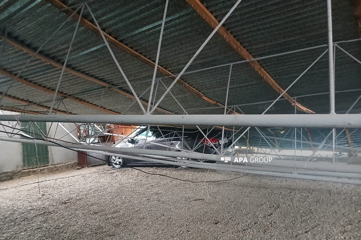 Azərbaycana güclü qar yağdı, evin talvarı çökdü (FOTO)