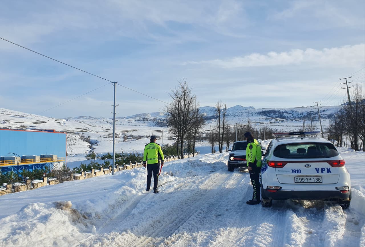 Lerikdə polis hava şəraiti ilə əlaqədar faziləsiz rejimdə fəaliyyətini davam etdirir (FOTO)