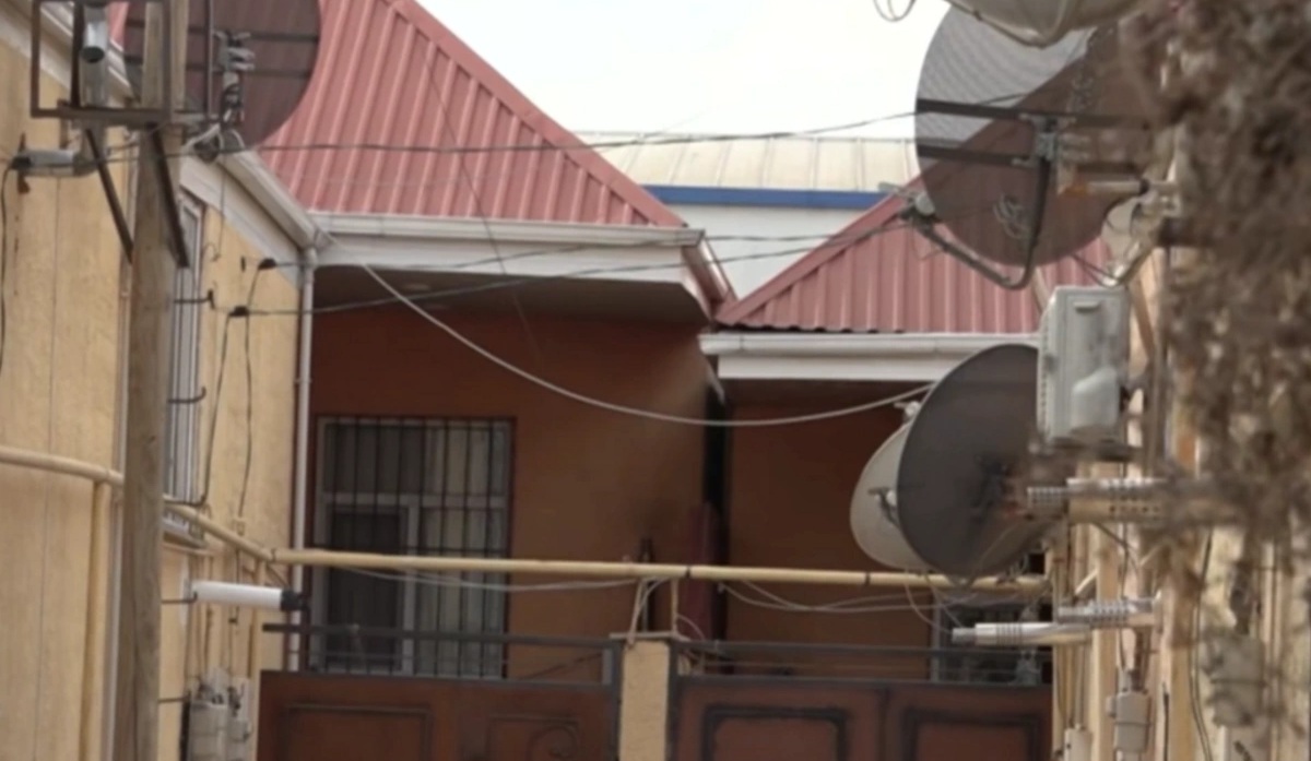 Bir-birinə yapışan evlər: Xırdalanda xaotik vəziyyət (VİDEO)