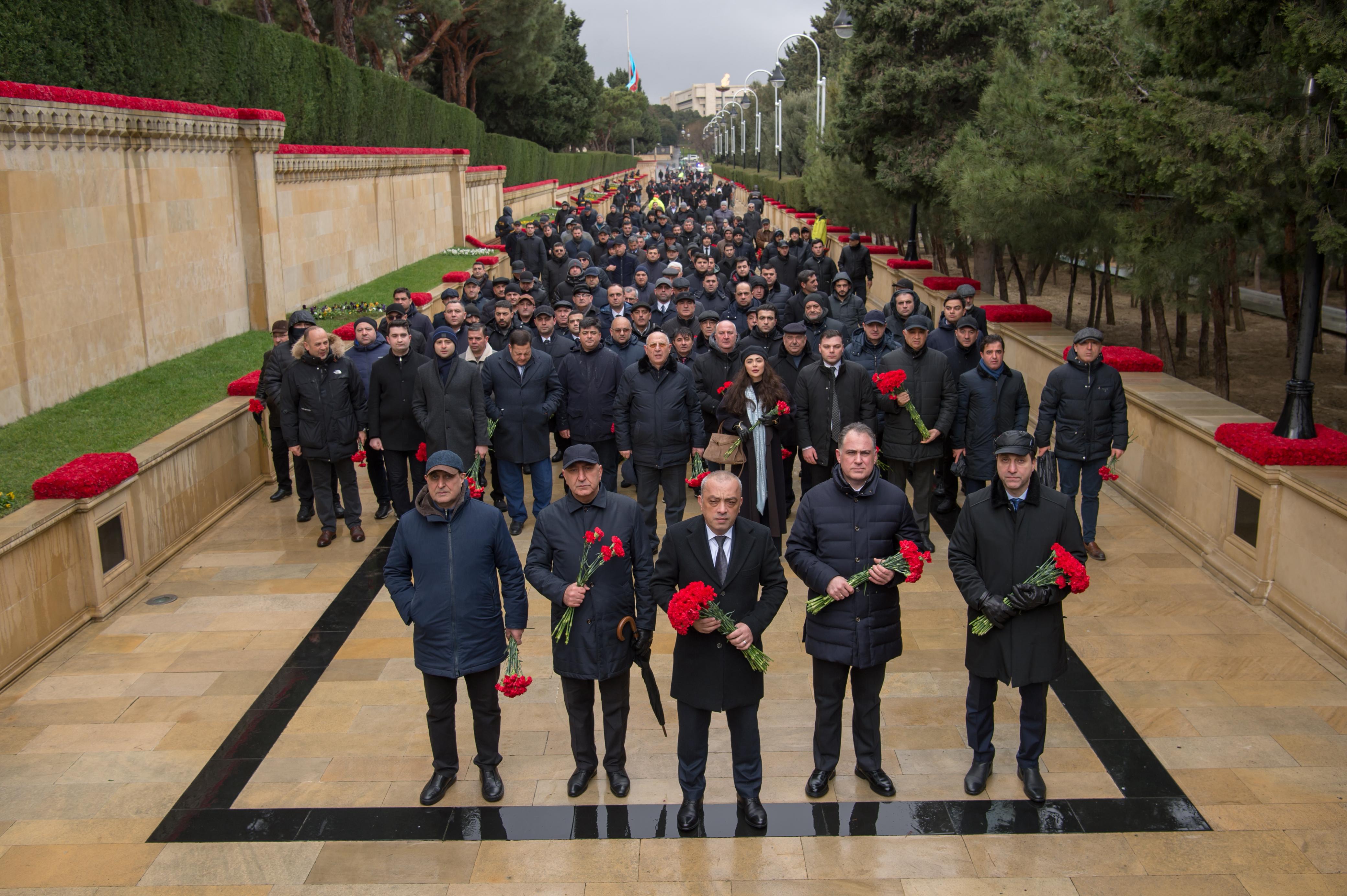 ADSEA kollektivi Şəhidlər xiyabanını ziyarət etdi (FOTO)
