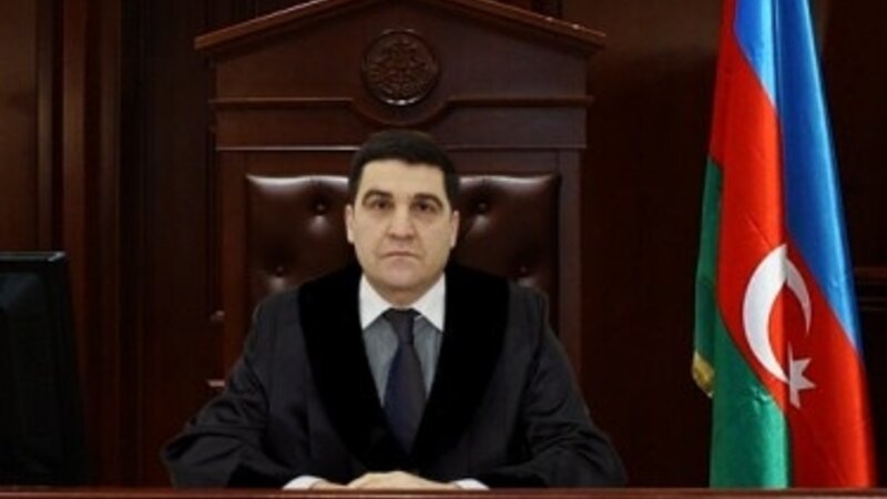 Bakıda məhkəmə sədrinin oğlu arvadını bıçaqlayıb özünü binadan atdı