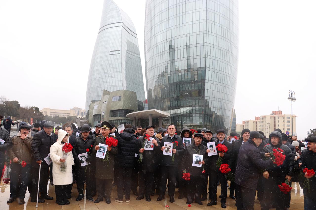 Vəhdət Partiyası 150 şəhidin şəkli ilə yürüşə çıxdı (FOTO)