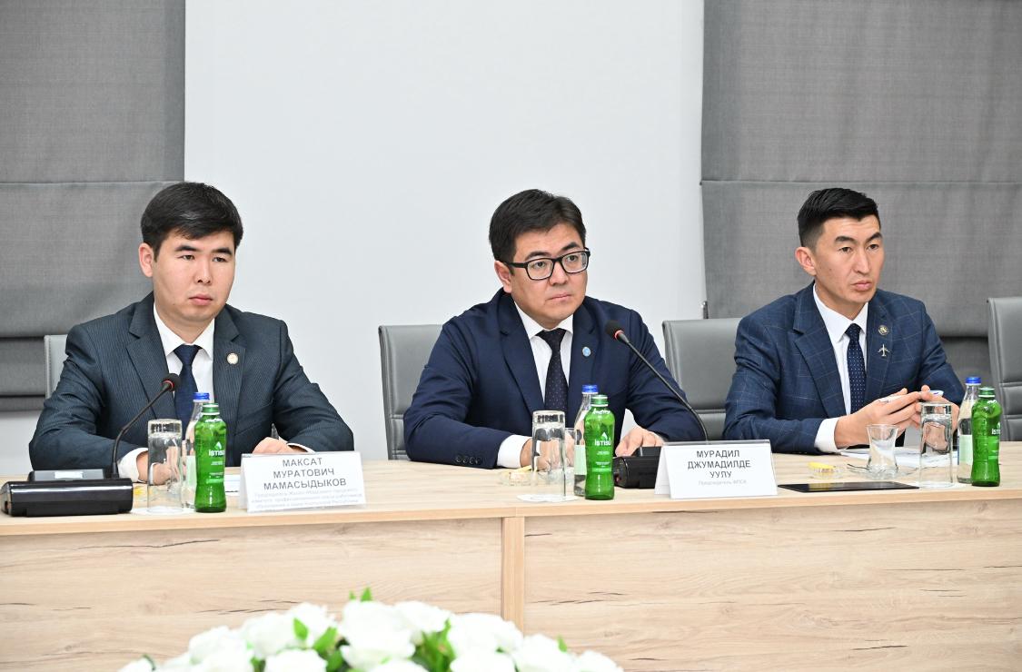 Qırğızıstan həmkarlar ittifaqlarının nümayəndələri Azərbaycan təcrübəsini öyrənib (FOTO)