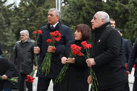 Dövlət və hökumət rəsmiləri Şəhidlər xiyabanını ziyarət ediblər (FOTO/YENİLƏNİB)
