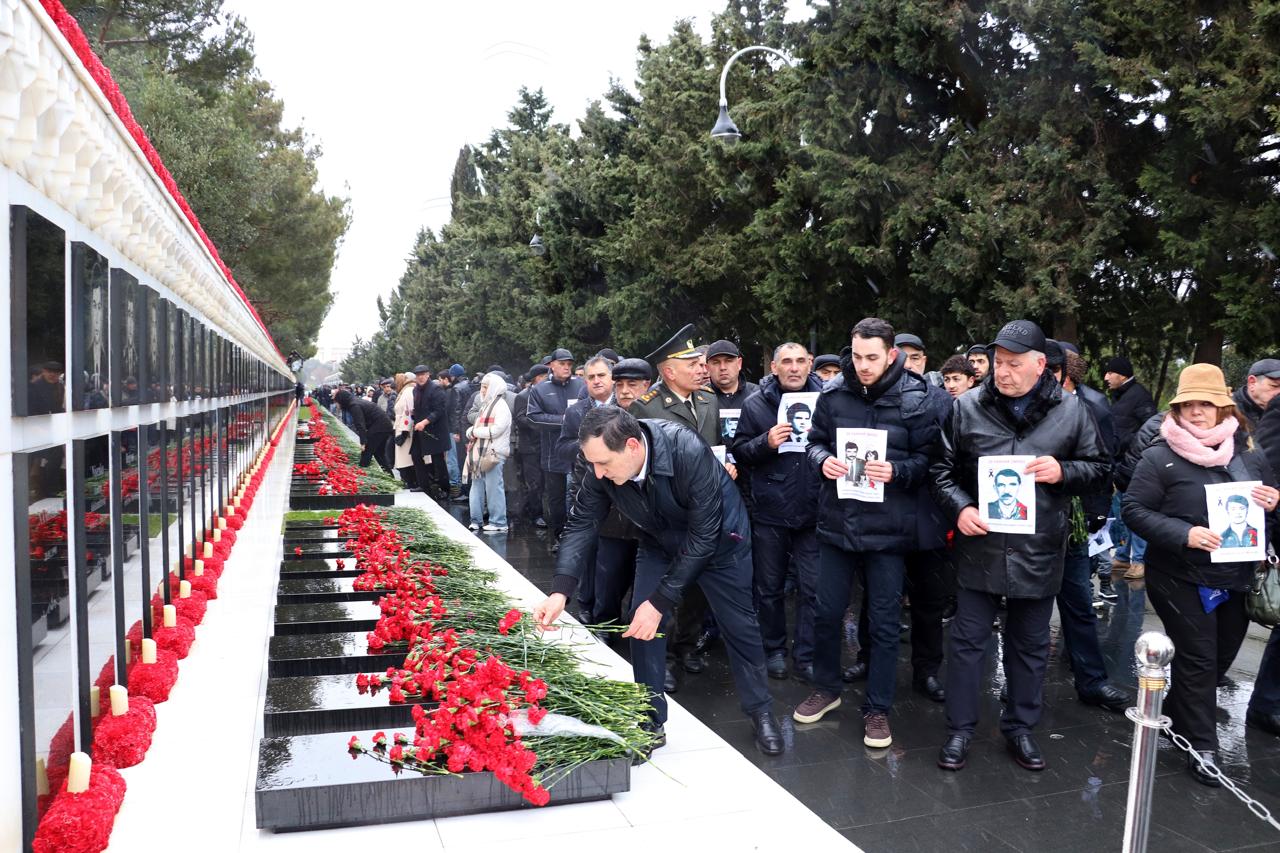 Vəhdət Partiyası 150 şəhidin şəkli ilə yürüşə çıxdı (FOTO)