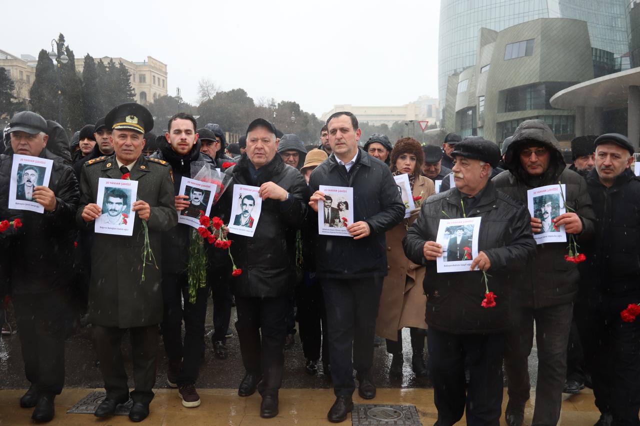 Vəhdət Partiyası 150 şəhidin şəkli ilə yürüşə çıxdı (FOTO)