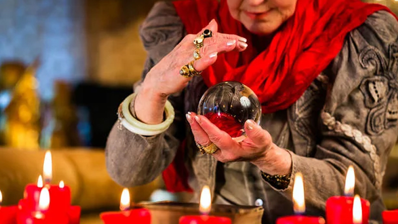 Bakıda ərindən boşanmaq istəməyən qadın falçıya 16 min manat ödəyib